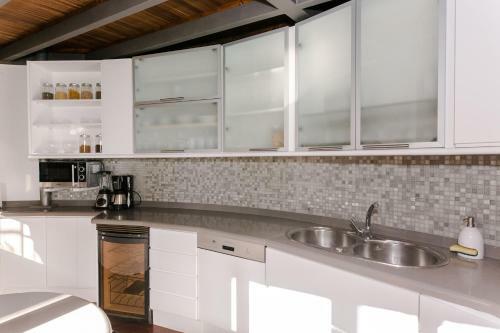 The Circular Villa - Jacuzzi, Hiking & Vineyards