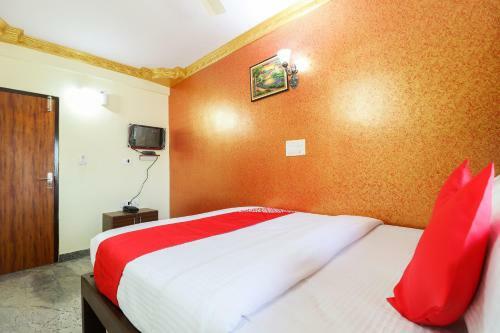 Hotel Vaccinated Staff - Oyo 62768 Gm Royals
