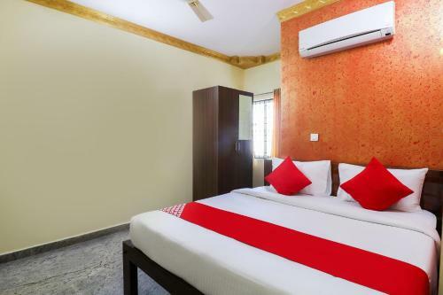 Hotel Vaccinated Staff - Oyo 62768 Gm Royals