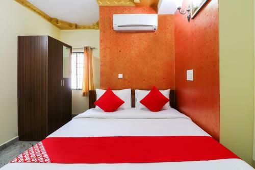 Hotel Vaccinated Staff - Oyo 62768 Gm Royals