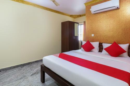 Hotel Vaccinated Staff - Oyo 62768 Gm Royals