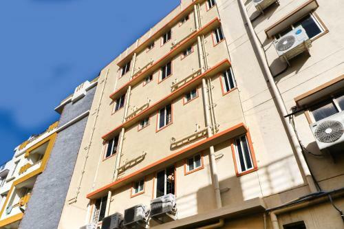 Hotel Vaccinated Staff - Oyo 62768 Gm Royals