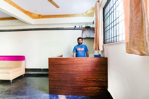 Hotel Vaccinated Staff - Oyo 62768 Gm Royals