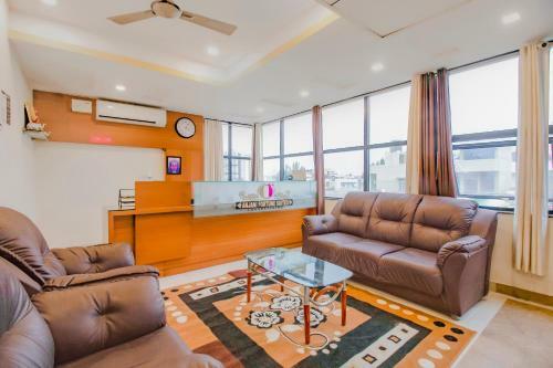 Hotel Vaccinated Staff- Oyo 77066 Anjani Fortune Suites