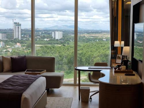 Hotel The Leela Bhartiya City Bengaluru