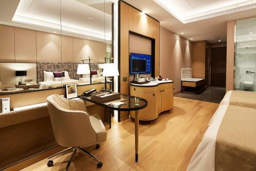 Hotel The Leela Bhartiya City Bengaluru