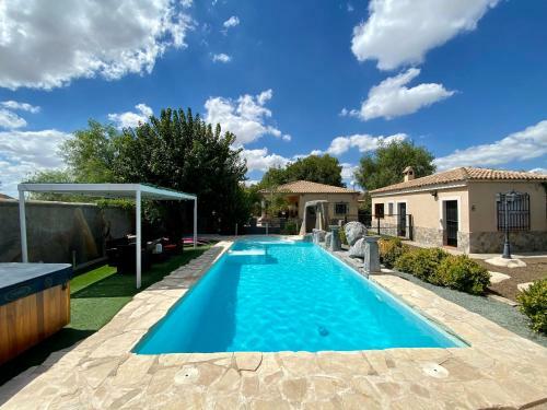 Villa Exclusiva Piscina Con Jacuzzi Y Jard�n Privado