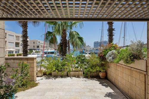 Water Front Blue Lguna Garden Apartment 2bd