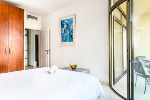 Modern 3br Apartment W/ Sea & City View