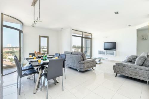 Modern 3br Apartment W/ Sea & City View