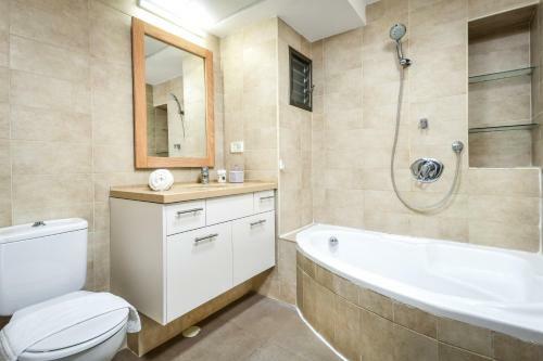 Modern 3br Apartment W/ Sea & City View