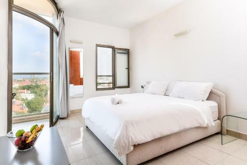 Modern 3br Apartment W/ Sea & City View