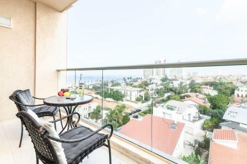Modern 3br Apartment W/ Sea & City View