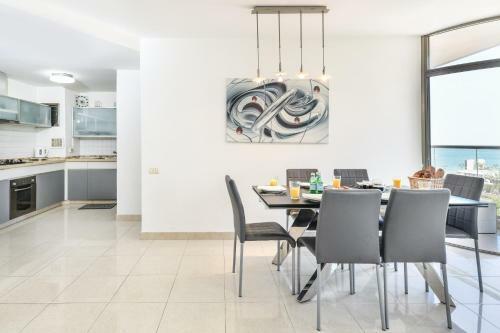 Modern 3br Apartment W/ Sea & City View