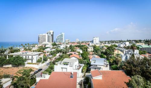 Modern 3br Apartment W/ Sea & City View