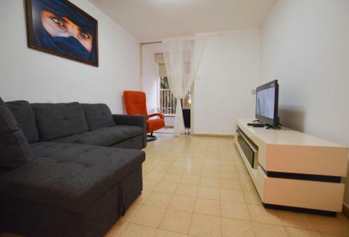 Shprinzak Cozy Apartments By Domik