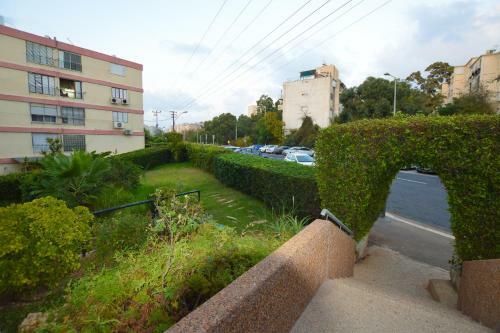 Shprinzak Cozy Apartments By Domik