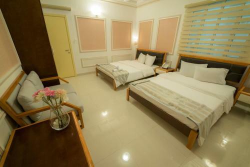 Al Ghubrah Plaza Hotel