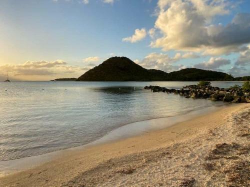 Waterfront Villa -5 Minute Walk To The North Beach!!