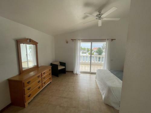 Waterfront Villa -5 Minute Walk To The North Beach!!