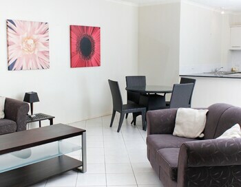 Aparthotel North Cove Waterfront Suites
