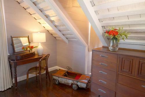 3/br 3/ba Character Home In Governors Harbour!
