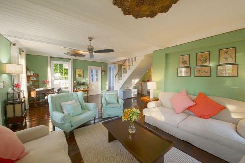3/br 3/ba Character Home In Governors Harbour!