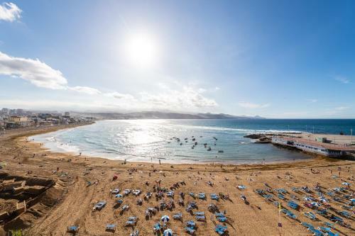 Living Las Canteras - Bright Beachfront Apartment