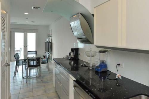 Villa Seashells By The Seashore - Absolute Waterfront