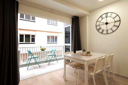 Beachside Apartment With Lateral Sea View