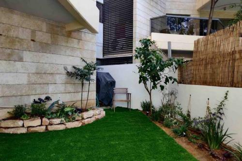 Stylish Private Garden Apartment W/ A Pool & Gym.
