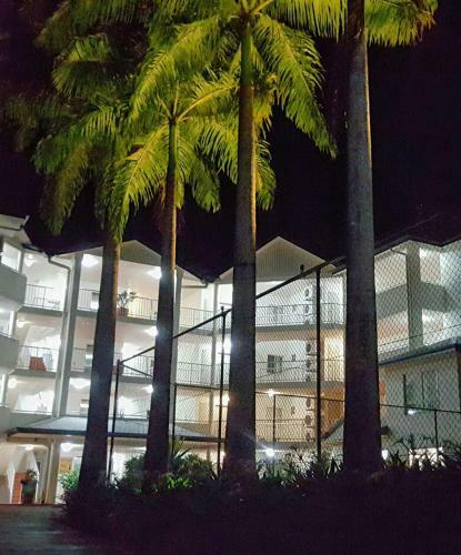 Cairns Golden Sands Beachfront Apartments