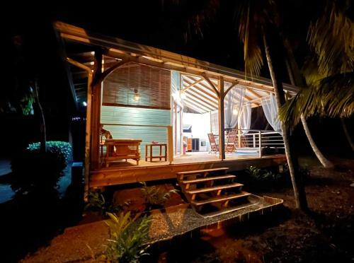 Splendide Bungalow En Bois Avec Jacuzzi Dans Un Parc Tropical