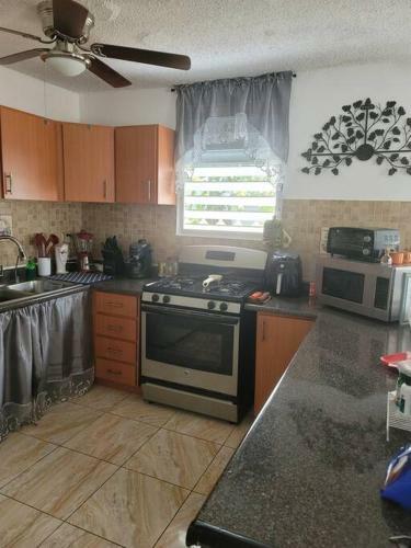 Kasa Chu! Comfortable 3 Bedrooms/ 2 Bathrooms House!