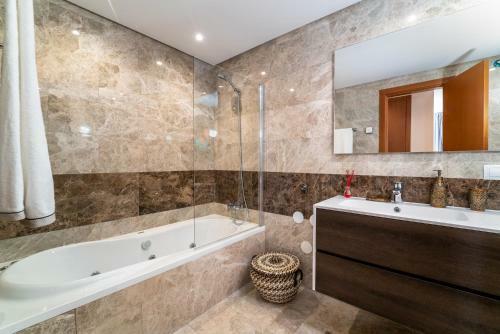 Luxury 3 Bed Towhouse Near Sotogrande With Views