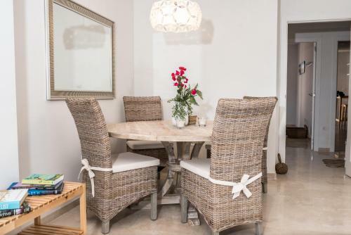 Apartamento Duquesa Dreams - 2 Bed/2 Bath Apt With Panoramic Golf Course And Mountain View
