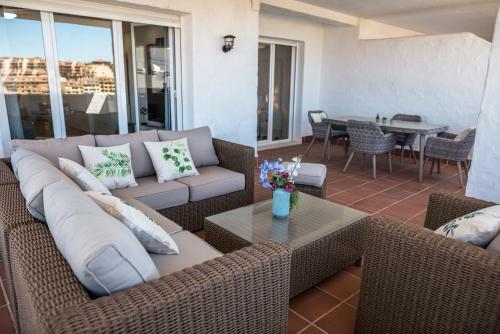 Apartamento Duquesa Dreams - 2 Bed/2 Bath Apt With Panoramic Golf Course And Mountain View