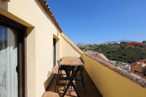 Duquesa Village Apartment - 2 Bed/2 Bath Apartment With Panoramic Sea Views