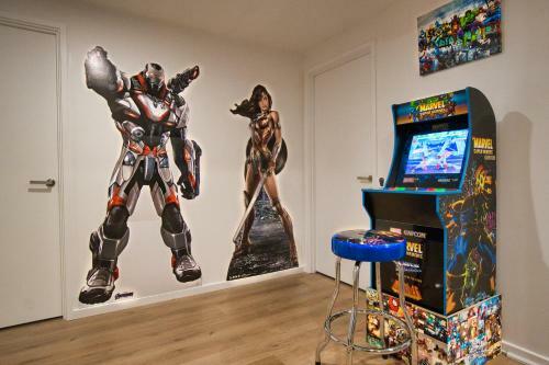 Apartamento Dc Vs Marvel Theme Ft Arcade Machine Pool Gym Spa Sauna Bbq