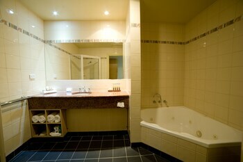 Hotel Strahan Village