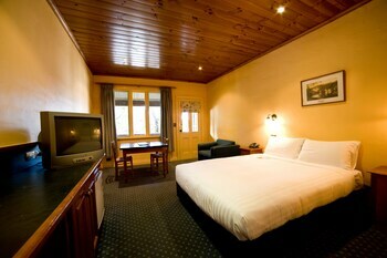Hotel Strahan Village