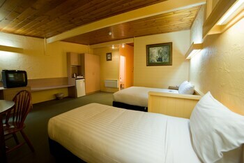 Hotel Strahan Village