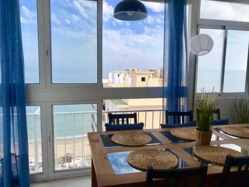 Aamazing Apartment ! On The Beach With Pool Close To Everything