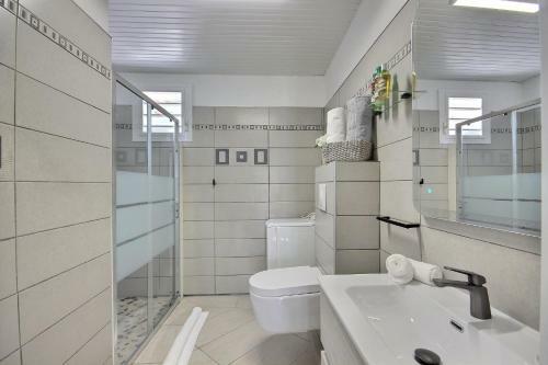 Villa Perle D'or, Dans Bourg de Sainte-anne, Jacuzzi, Plage � 5' � Pied