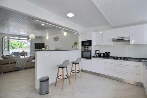 Villa Perle D'or, Dans Bourg de Sainte-anne, Jacuzzi, Plage � 5' � Pied
