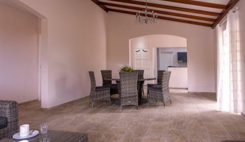Villa Spacieuse Avec Piscine, Diamond Case