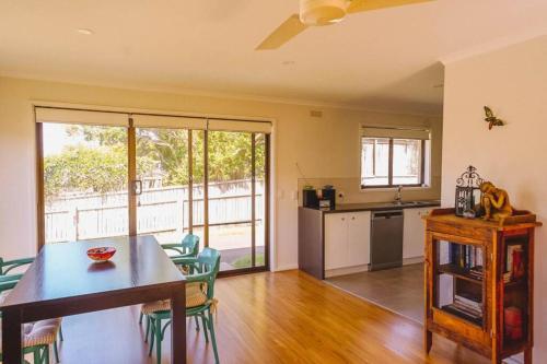 Orana ~ 2 Blocks To Beach ~ Free Wifi
