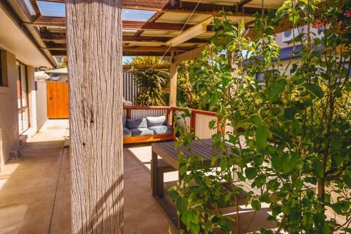 Orana ~ 2 Blocks To Beach ~ Free Wifi