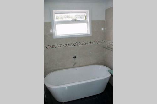 Lighthouse Retreat - Pet Friendly Free Wifi