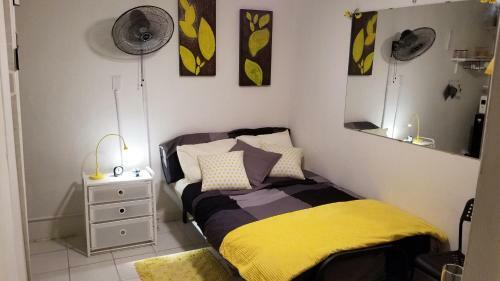 Apartamento Yellow-gray Tropical Studio